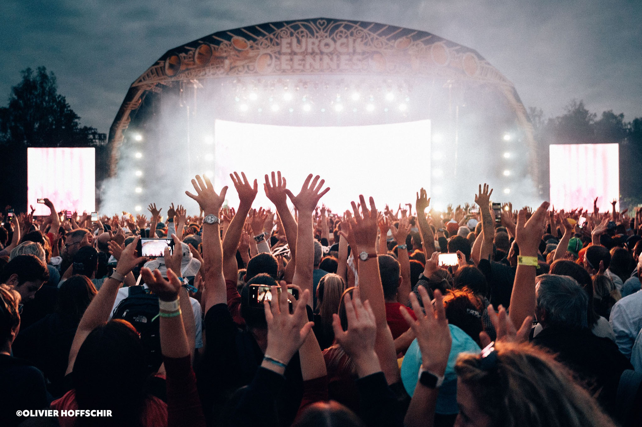 Festivaliers devant la Grande Scène des Eurocks 2023