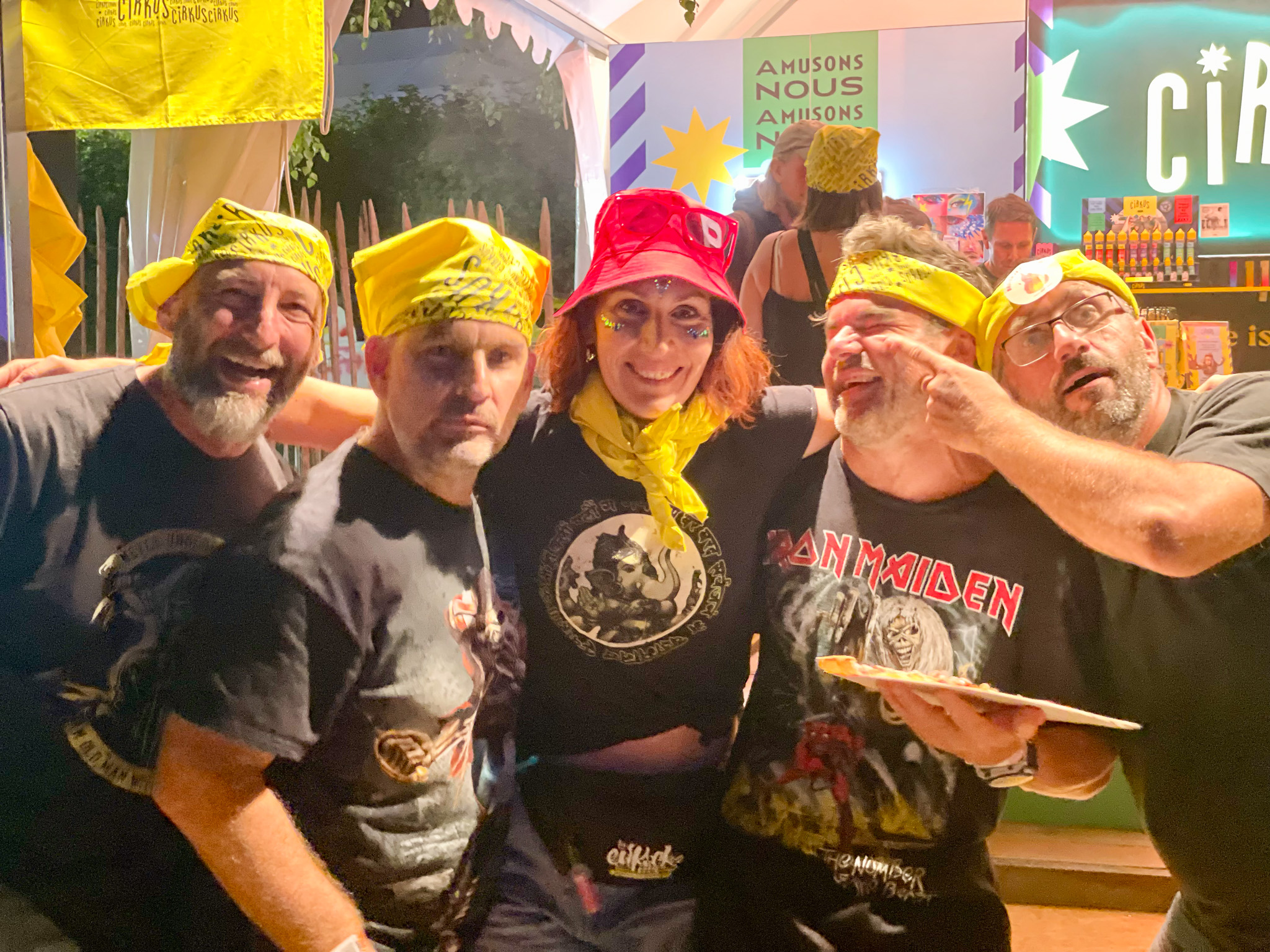 Festivaliers sur le stand Cirkus