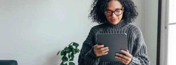 Femme avec un tablette