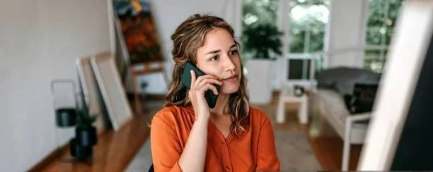 Un femme qui téléphone