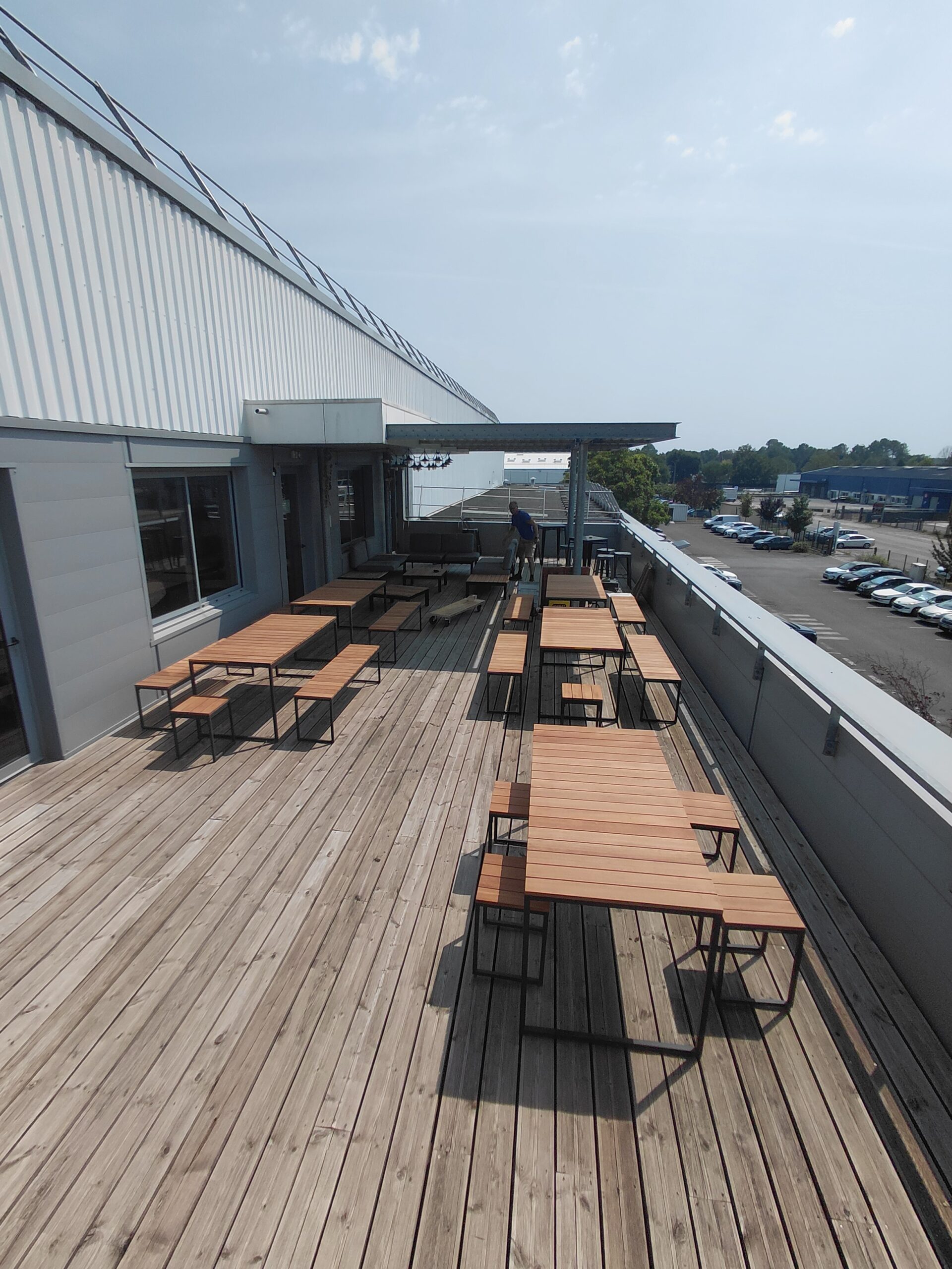 Installation de la nouvelle terrasse par l'Officine du réemploi